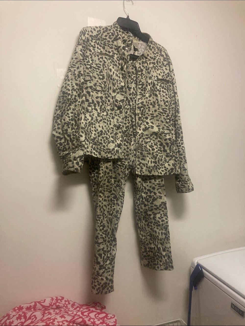 Bamboo Traders Beige and Black Leopard Print Pantsuit